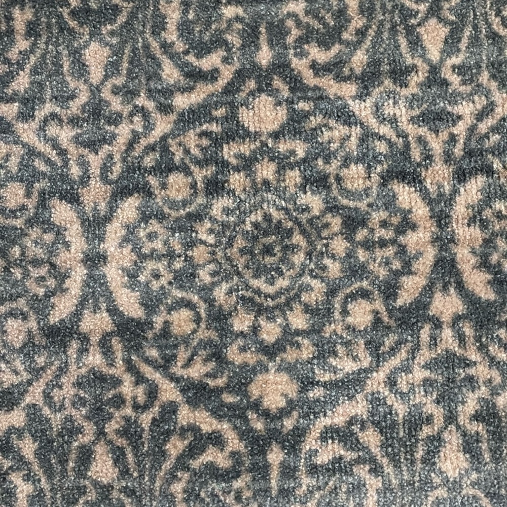 NON-SLIP AREA RUG - Picture 2 of 6